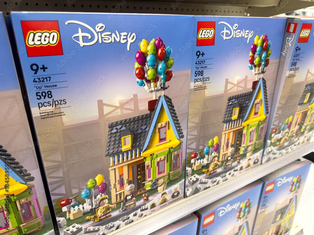 Fototapeta premium LEGO Disney Pixar Up House Building Set Retail Shelf Display