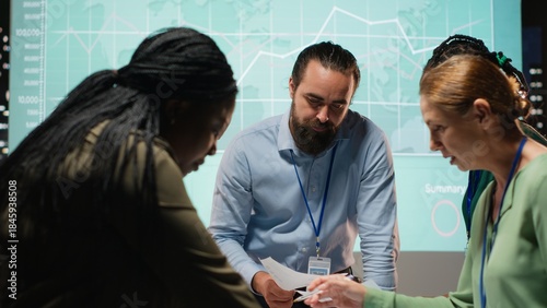 Foto Diverse group of professionals review files and performance metrics, using projections and budgeting to align the company goals with stakeholder expectations for company progress