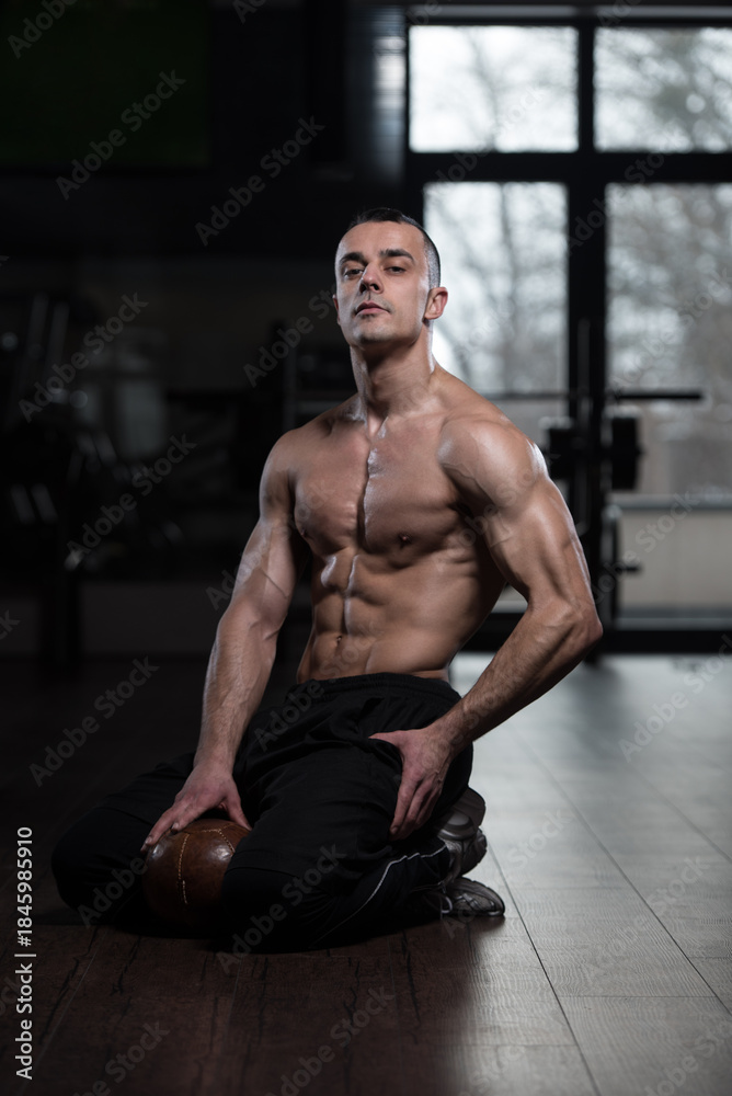 Obraz premium Athlete Relax After Exercise In Gym