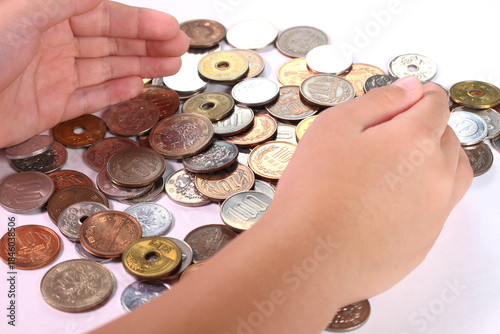 小銭と子どもの手