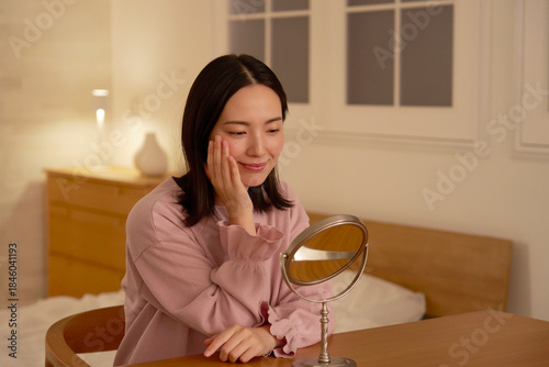 女性　夜のフェイシャルケア