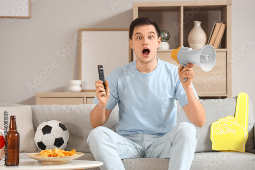 Shocked male sports fan wat...