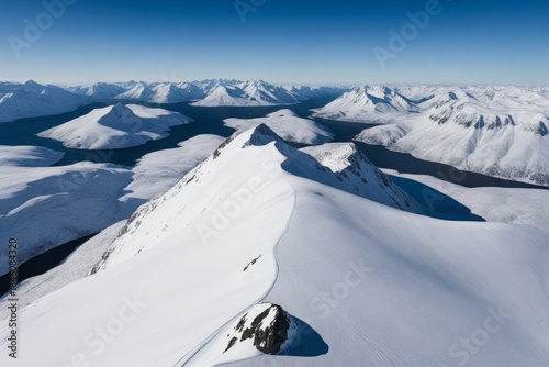Atemberaubende Berglandschaft im Schnee unter klarem Himmel