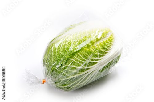 ビニール袋に入れた、販売用の白菜