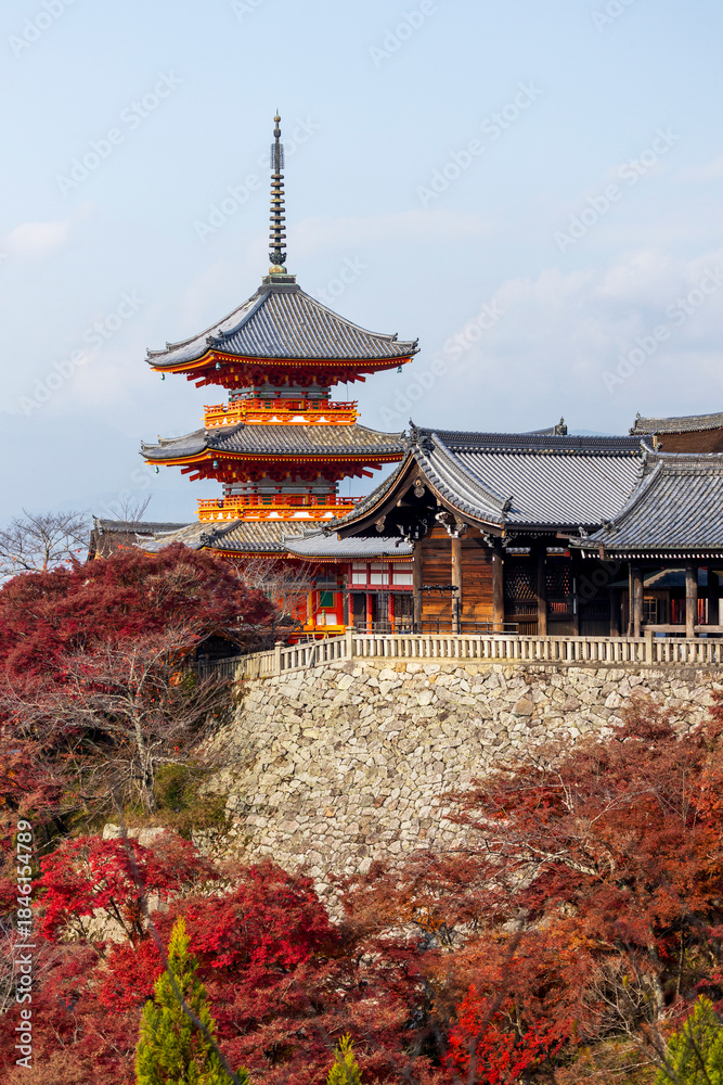 Obraz premium Sunrise over Sanjunoto pagoda and Kiyomizu-dera Temple in the autumn season, Kyoto, Japan