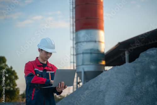 Billede på lærred A senior supervisor pointing out a specific area on the silo for maintenance attention during a facility safety tour