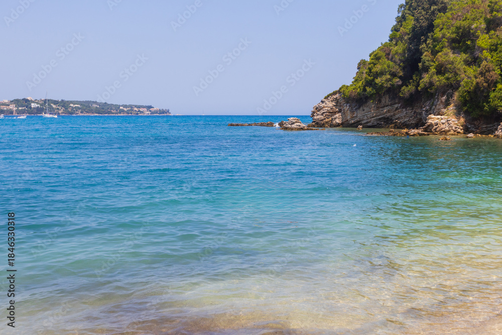 Fototapeta premium Tropical turquoise sea and rocky cliffs on a sunny day