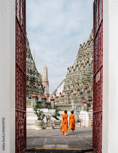 Photography Exploring the serene beauty of wat arun in bangkok, thailand