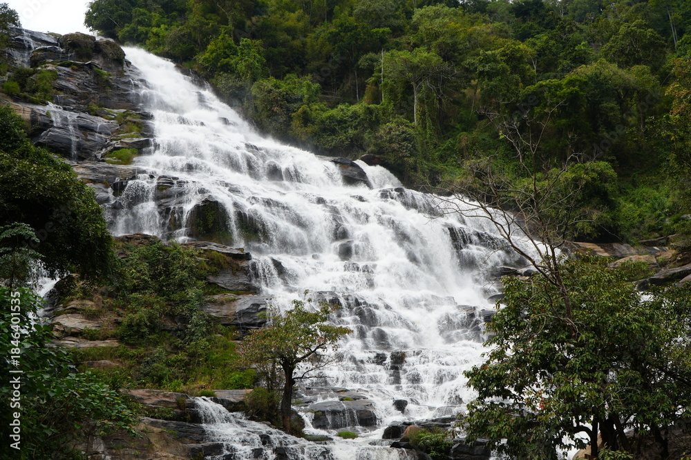 Fototapeta premium Mae Ya Waterfall
