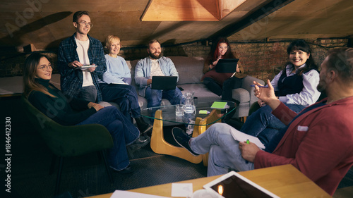 Photos Startup team discussion in modern coworking lounge area