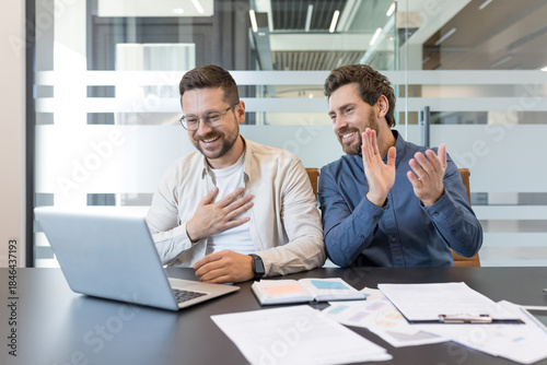 Foto Two smiling businessmen applauding and showing gratitude while participating in
