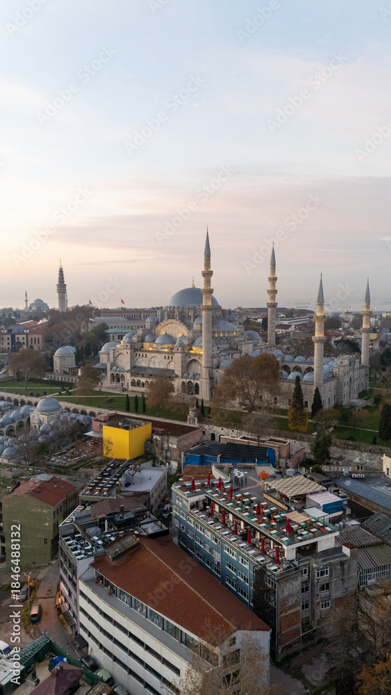 Naklejka premium Suleymaniye mosque and istanbul cityscape aerial view at sunrise
