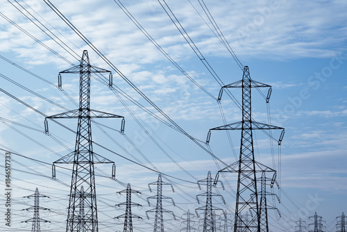 Des pylônes électriques sur un réseaux haute tension