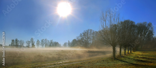 Sonnenaufgang mit Nebel in Landschaft, Panorama 