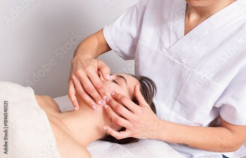 Massaggio sulla guancia