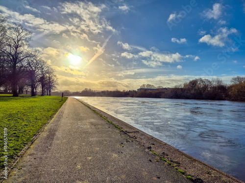 Photos A riverscape with a beautiful sunrise over the river Trent in Nottingham, UK
