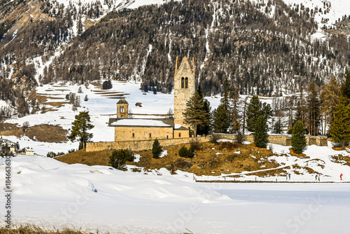 Celerina, San Gian, Kirche, St. Moritz, Oberengadin, Engadin, Pfarrkirche, Wanderweg, Winter, Wintersport, Langlauf, Schneemangel, Wintersonne, Alpen, Graubünden, Schweiz