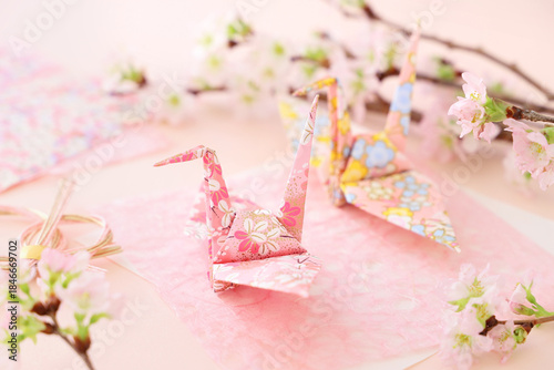 千代紙の折り鶴と啓翁桜