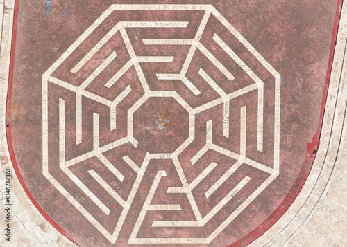 Aerial view perpendicular to an octagonal decoration in a square.