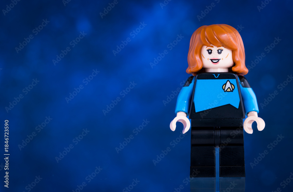 Obraz premium Dortmund - Deutschland 16. Dezember 2025 - Lego Figur Beverly Crusher der Enterprise