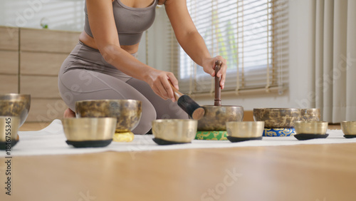 Foto Calm sound healing tibetan singing bowl ritual home with soft morning light, min