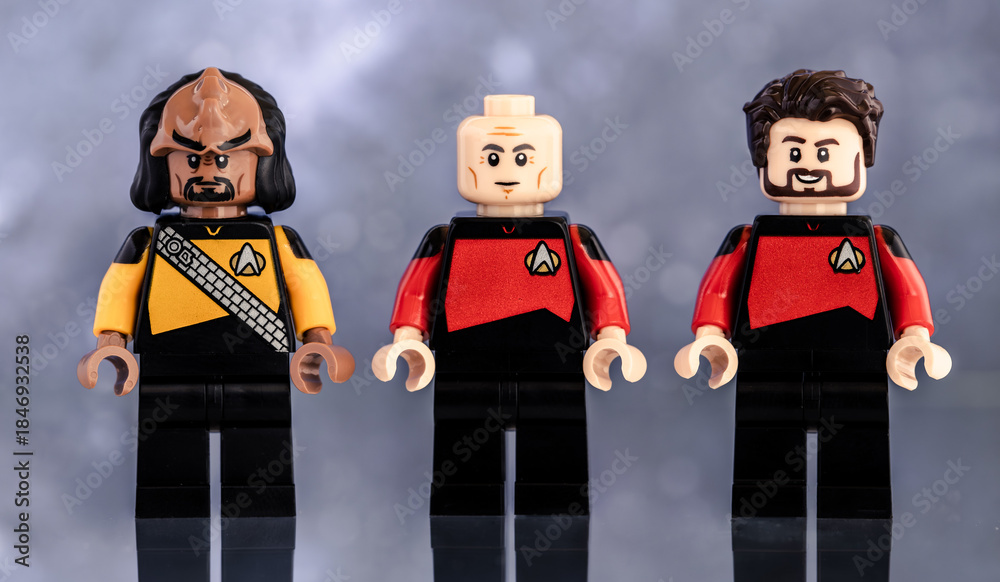 Obraz premium Dortmund - Deutschland 16. Dezember 2025 - Lego Figuren der Crew der Enterprise