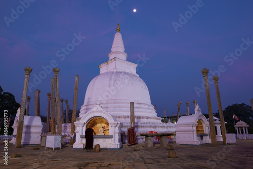 Foto Evening twilight at ancient Thuparama Dagoba