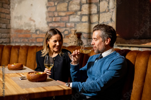 Couple enjoys drinks and fo...