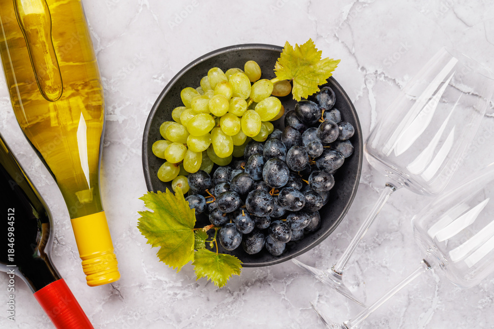 Fototapeta premium Wine bottles and fresh grapes