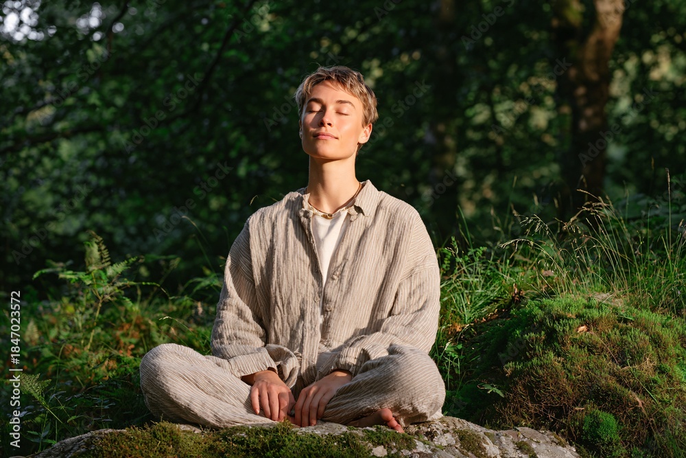 Obraz premium Person practicing meditation surrounded by greenery and nature