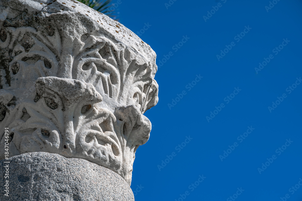 Obraz premium Corinthian column capital in Durres, Albania, showcasing intricate classical architectural details and historic craftsmanship.