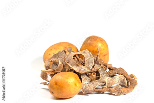 Getrocknete Kartoffelschalen vor weißem Hintergrund