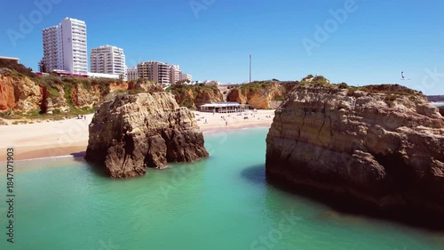 Portimao w Portugal, z piękną plażą Praia Da Rocha, rozłożysta i długa plaża z miękkim, drobniutkim piaskiem otoczona wysokimi klifami. 