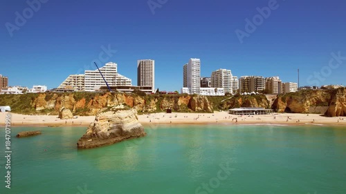 Portimao w Portugal, z piękną plażą Praia Da Rocha, rozłożysta i długa plaża z miękkim, drobniutkim piaskiem otoczona wysokimi klifami. 