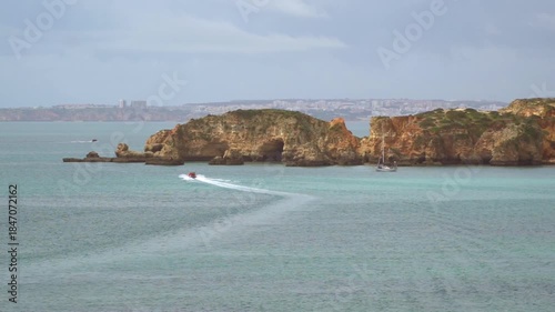 Portimao w Portugal, z piękną plażą Praia Da Rocha, rozłożysta i długa plaża z miękkim, drobniutkim piaskiem otoczona wysokimi klifami. 