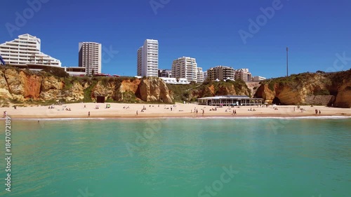 Portimao w Portugal, z piękną plażą Praia Da Rocha, rozłożysta i długa plaża z miękkim, drobniutkim piaskiem otoczona wysokimi klifami. 