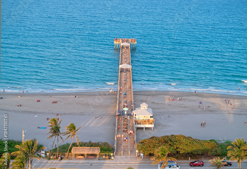 Φωτογραφία aerial view of Juno Beach pier