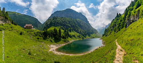 Foto Serene Alpine Lakes Nestled Between Majestic Peaks in Switzerlands Stunning Appe