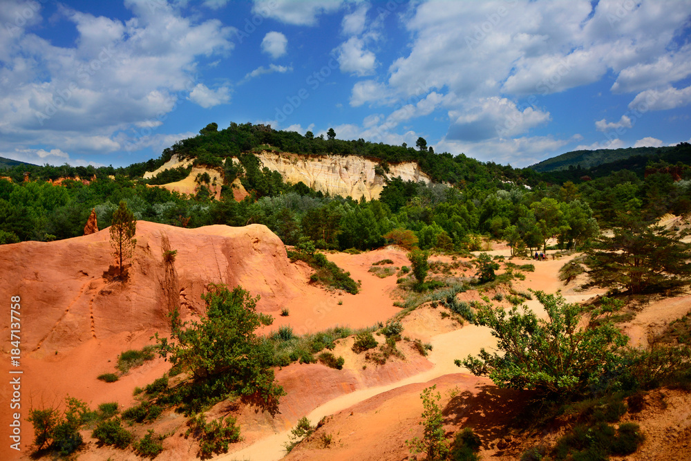 Fototapeta premium prowansja piekny kanion ochrowy, beautiful ocher canyon in Provence, ocher canyon, ocher canyon in provence, Colorado provençal, Provencal ocher canyon, Colorful former ochre , France