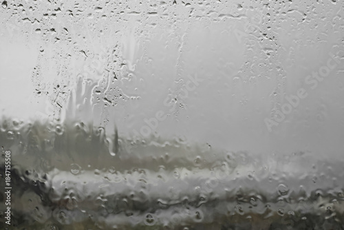 Blick durch eine Fensterscheibe bei Starkregen