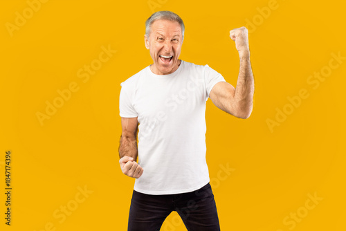 Quadro em tela A man shows excitement by raising his fist and smiling