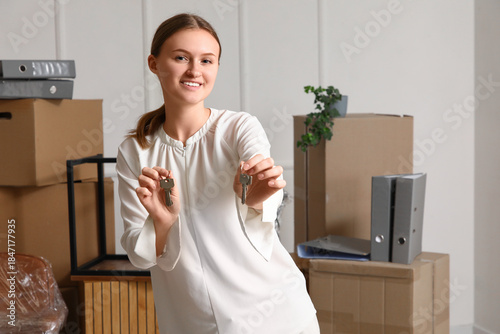 Young businesswoman with ke...