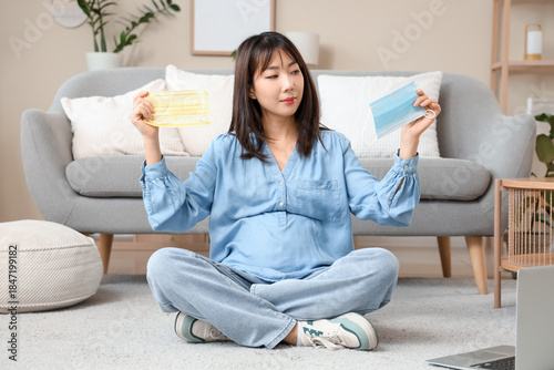 Pregnant Asian woman with m...