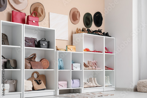 Shelving unit with differen...