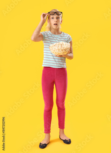 Shocked girl in 3D cinema g...