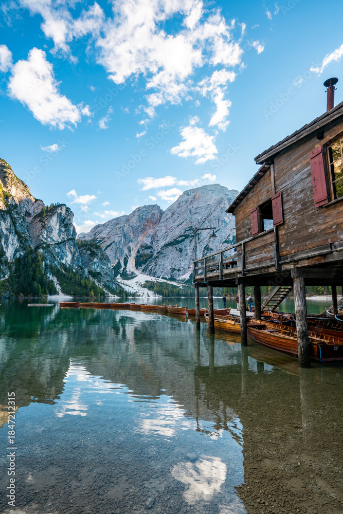 Obraz premium Breathtaking Lago di Braies: Tranquil Reflections and Wooden Boats