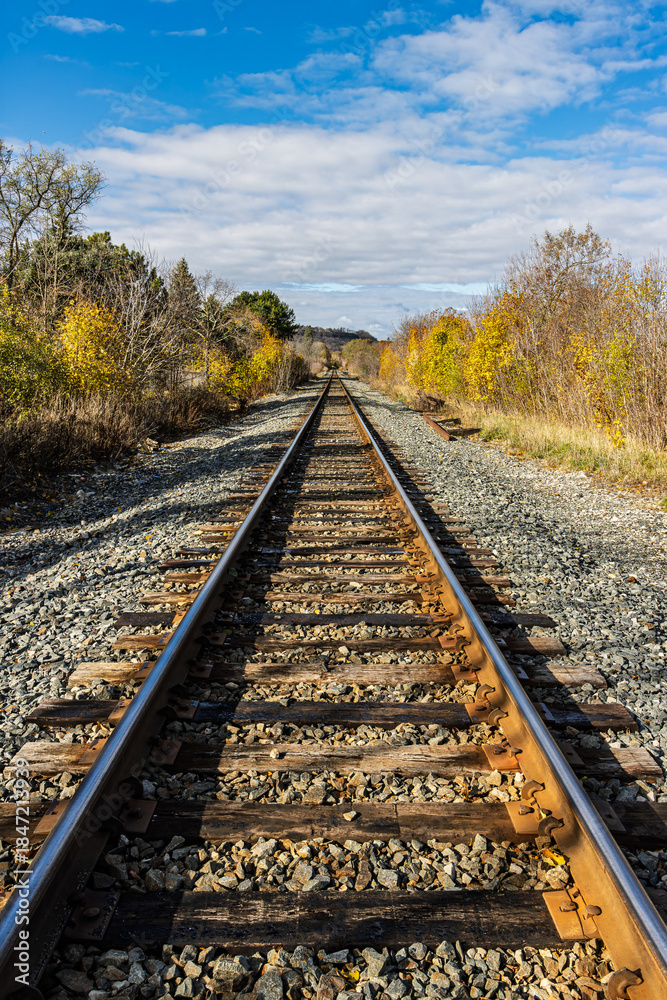 Obraz premium Railway line of a Canadian freight train company where it crosses the Hamilton city in Ontario, Canada, during the autumn.