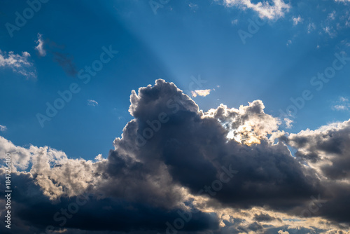 大阪、高井田、Osaka Metro中央線、JRおおさか東線、交通、鉄道、青空、雲、川、橋、林木、水