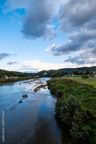 大阪、高井田、Osaka Metro中央線、JRおおさか東線、交通、鉄道、青空、雲、川、橋、林木、水