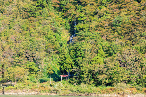 初秋の白糸の滝　山形県最上郡　Shiraito Falls in early autumn. Yamagata Pref, Mogami county.